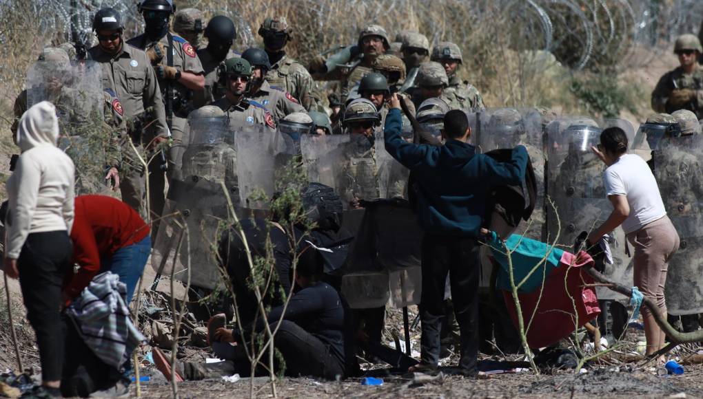 Los efectivos de seguridad exigieron con altavoces a los migrantes que regresaran a México, mientras que un grupo de militares equipados con escudos avanzó hasta llegar a la zona ocupada por los migrantes.