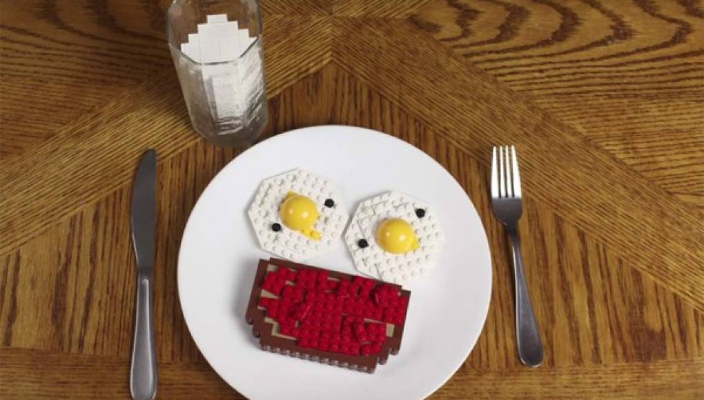 Un original desayuno hecho con piezas de Lego