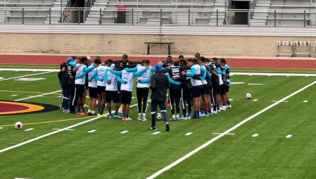 Los jugadores de la Selección de Honduras realizaron una oración antes de empezar el entrenamiento en la cancha de la Saginaw High School de Texas.