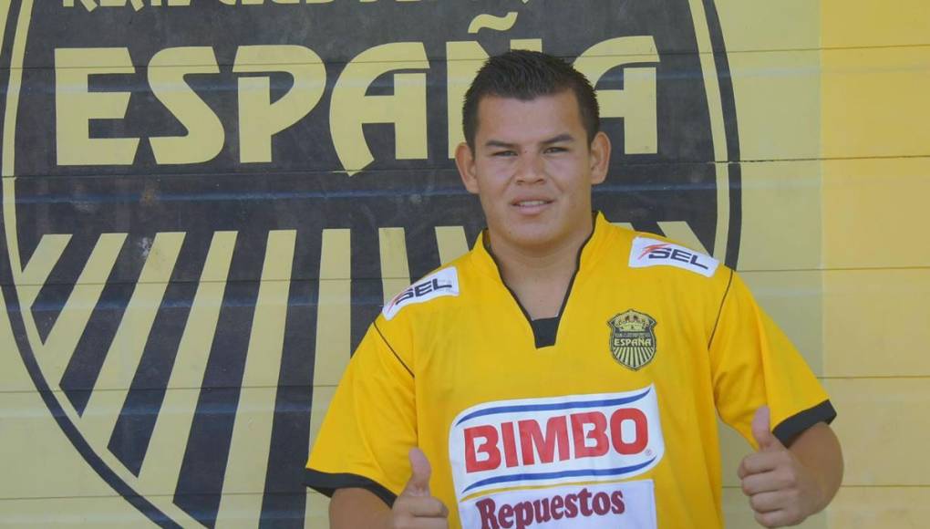 En la temporada 2014-15 fue fichado por el Real España, donde no la pasó bien, solo disputó un torneo y estuvo seis meses sin jugar, incluso tomó la decisión de jugar en la Liga de Ascenso con el Villanueva FC.