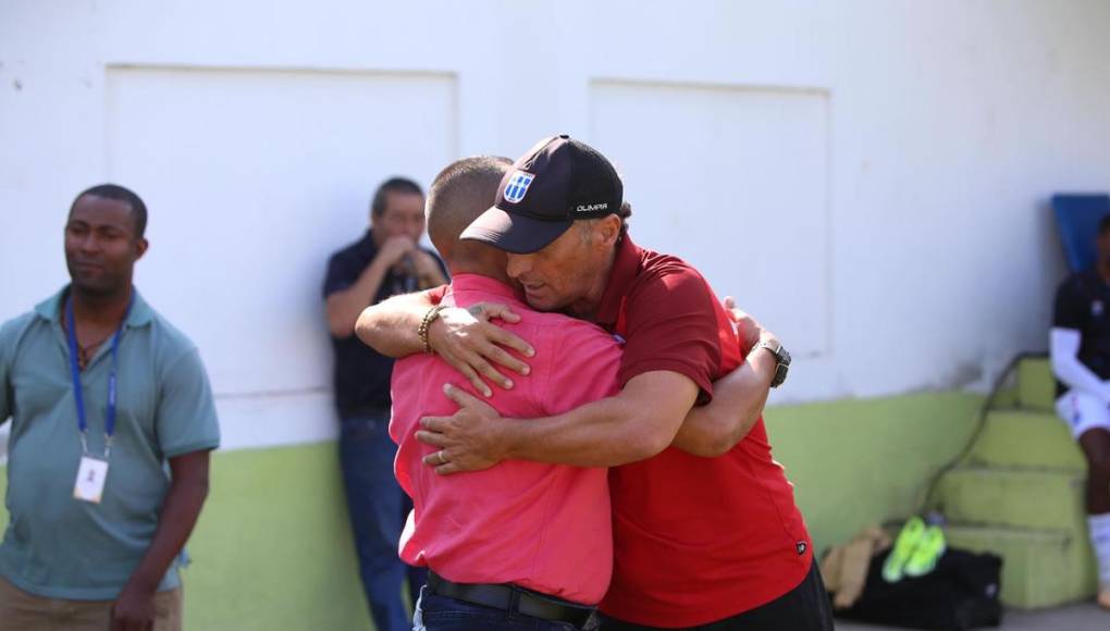 El cariñoso saludo de Pedro Troglio con Humberto Rivera, entrenador del Olancho FC.