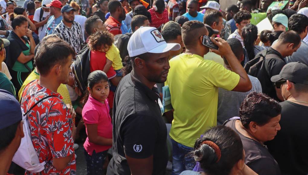 Los vecinos alrededor de la oficina en Tapachula, en el límite de México con Guatemala, reportaron que la dependencia del Gobierno volvió a colapsar con la presencia de miles de migrantes 