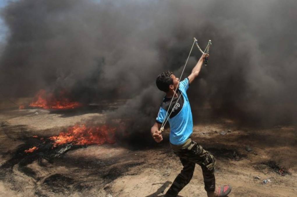 Las protestas fueron visiblemente menos concurridas hoy, con cientos de personas mirando al lado israelí, mientras que algunos palestinos lanzaron cócteles molotov y quemaron ruedas junto a la frontera.