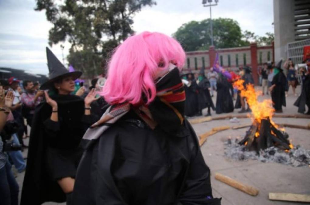 Un grupo de estudiantes protestaron este jueves frente a la Unah contra la aprobación del nuevo Código Penal de Honduras.