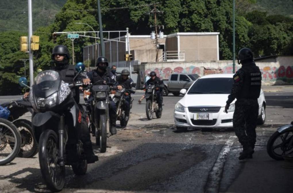El gobierno vincula los enfrentamientos con estas bandas, que han afectado también otras zonas del oeste de Caracas, con un presunto complot de la oposición para 'desestabilizar' al presidente Nicolás Maduro.