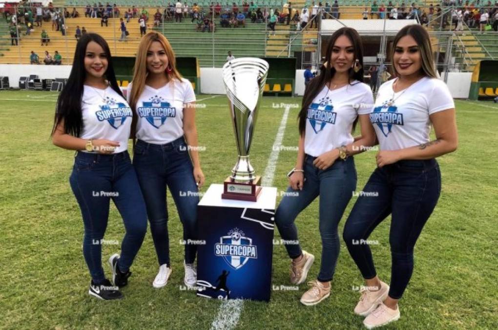 Las hermosas chicas que acompañaron el trofeo de la Supercopa de Honduras.