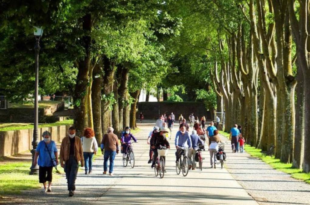 Otros optaron por salir a ejercitarse a los parques intentado guardar las medidas de distancia.