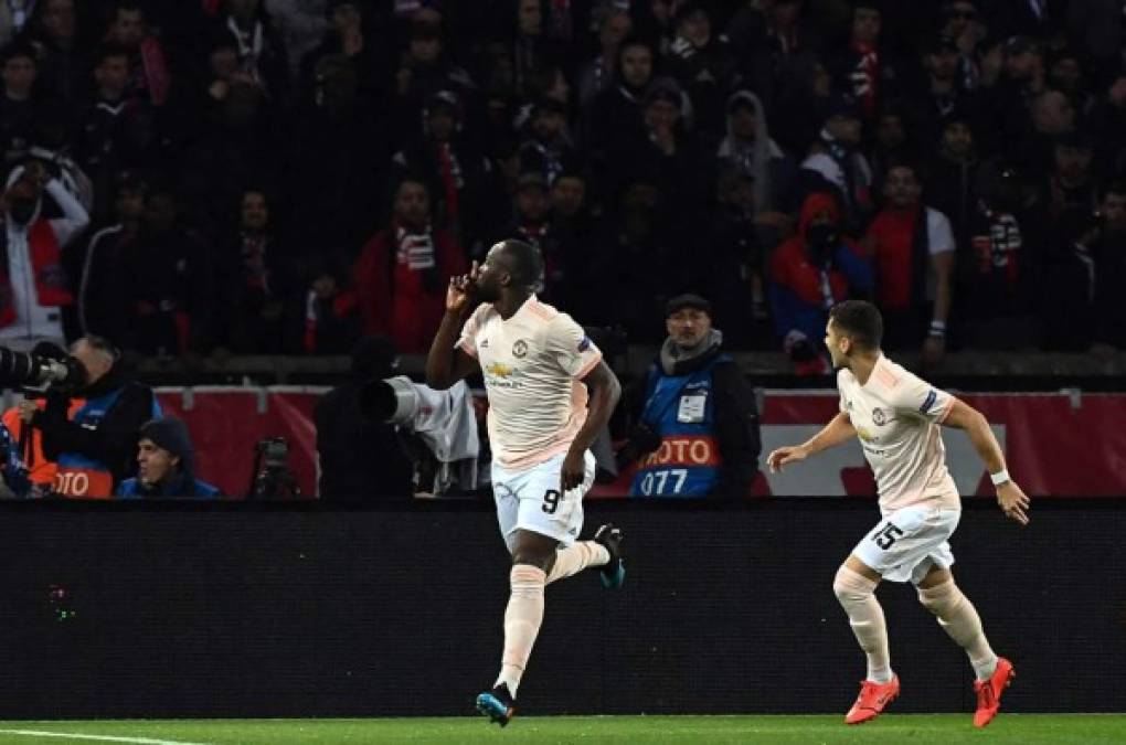 Romelu Lukaku marcó dos goles y mandó a callar a los aficionados parisinos en el Parque de los Príncipes.<br/>