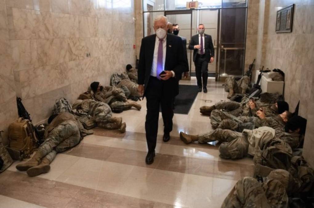 El momento cuando un congresista cruza uno de los pasillos principales del Congreso, a la vista de los soldados que recuestan en la orilla.