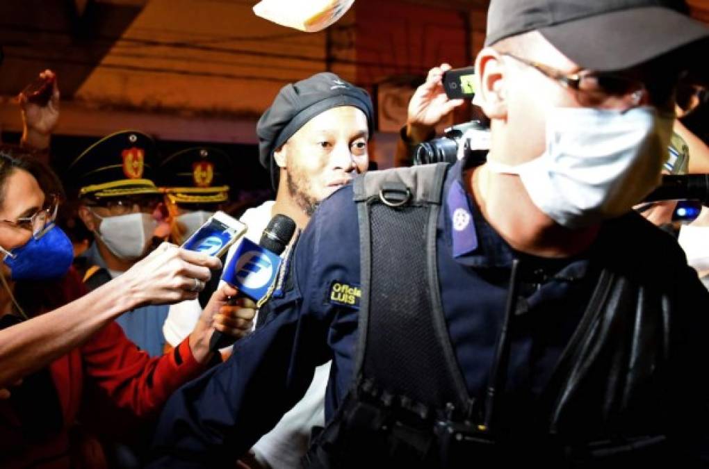 Ronaldinho llegó bien escoltado al hotel Palmaroga de Asunción.