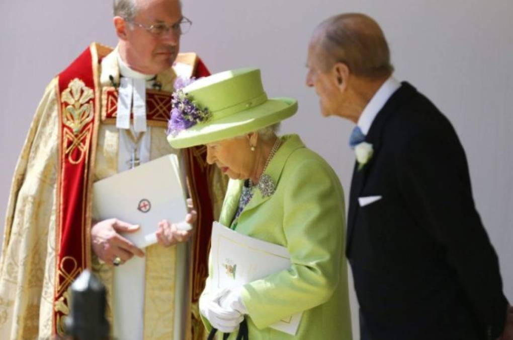 El vestuario debe cumplir con un papel esencial en la presencia pública de Isabel II, ya que todo el vestuario de ella está planificado bajo el criterio de la funcionalidad. / AFP PHOTO / POOL / Gareth FULLER