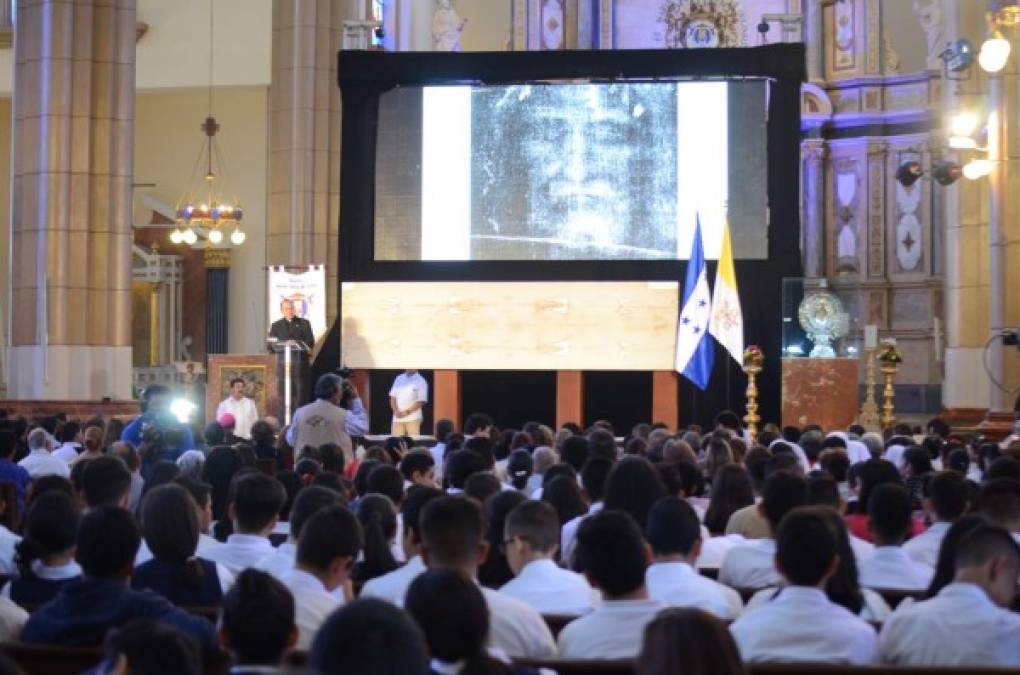 Los hondureños acudieron masivamente al primer día de la exposición '¿Quién es el hombre de la Sábana?' en la Basílica Menor de Suyapa.