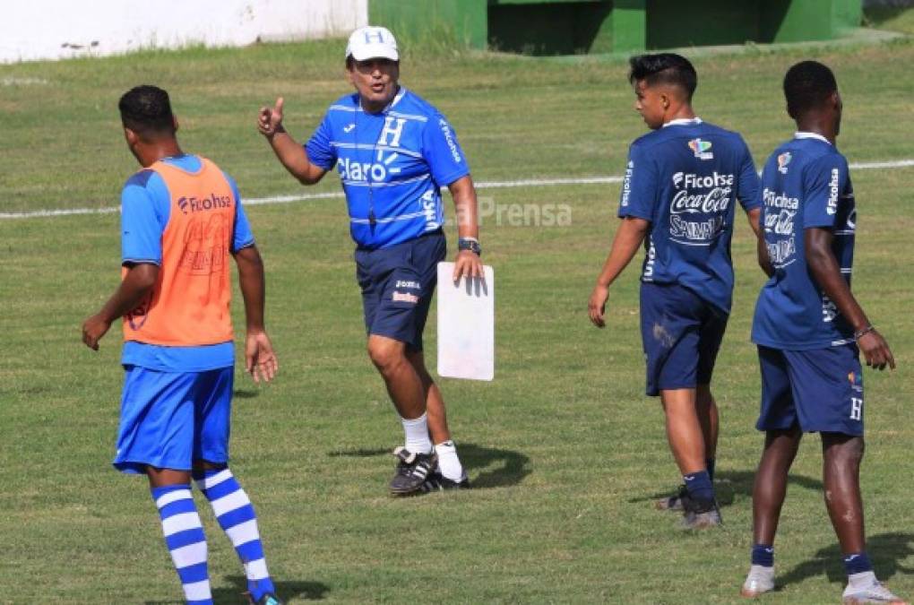 Con la presencia de 17 jugadores de los 25 convocados por el técnico Jorge Luis Pinto para estos dos partidos importantes y dos invitados, así fue el primer entreno de la H en el estadio Carlos Miranda de Comayagua.