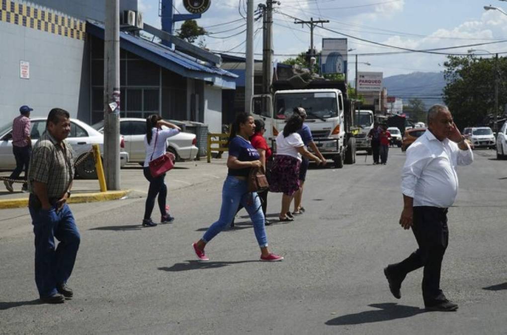 En las calles normalmente más transitadas de San Pedro Sula, también se observaron decenas de personas haciendo diligencias.