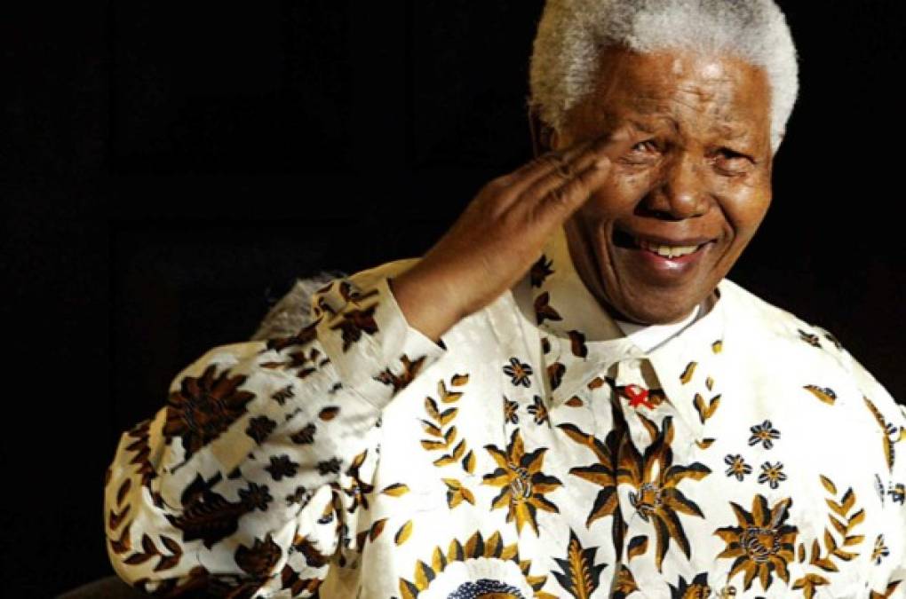 Nelson Rolihlahla Mandela (1918-2013), fue un activista y político sudafricano que lideró los movimientos contra el apartheid: antiguo sistema de segregación racial en Sudáfrica desde el periodo colonial en el siglo XIX hasta finales del siglo XX.<br/><br/>