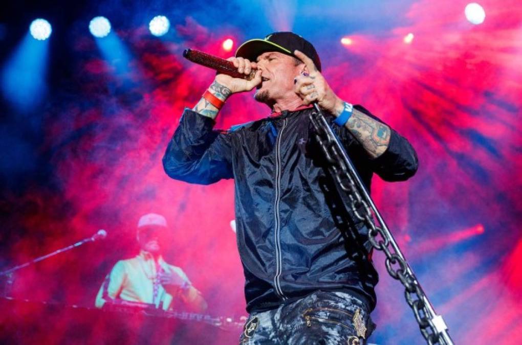 El reconocido rapero Vanilla Ice fue el encargado de animar la velada que congregó a más de 500 personas en el exclusivo club del presidente que asistieron a la fiesta sin mascarillas.