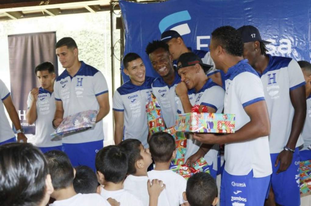 Los seleccionados catrachos dieron regalos a los niños del centro Carlos Roberto Flores.