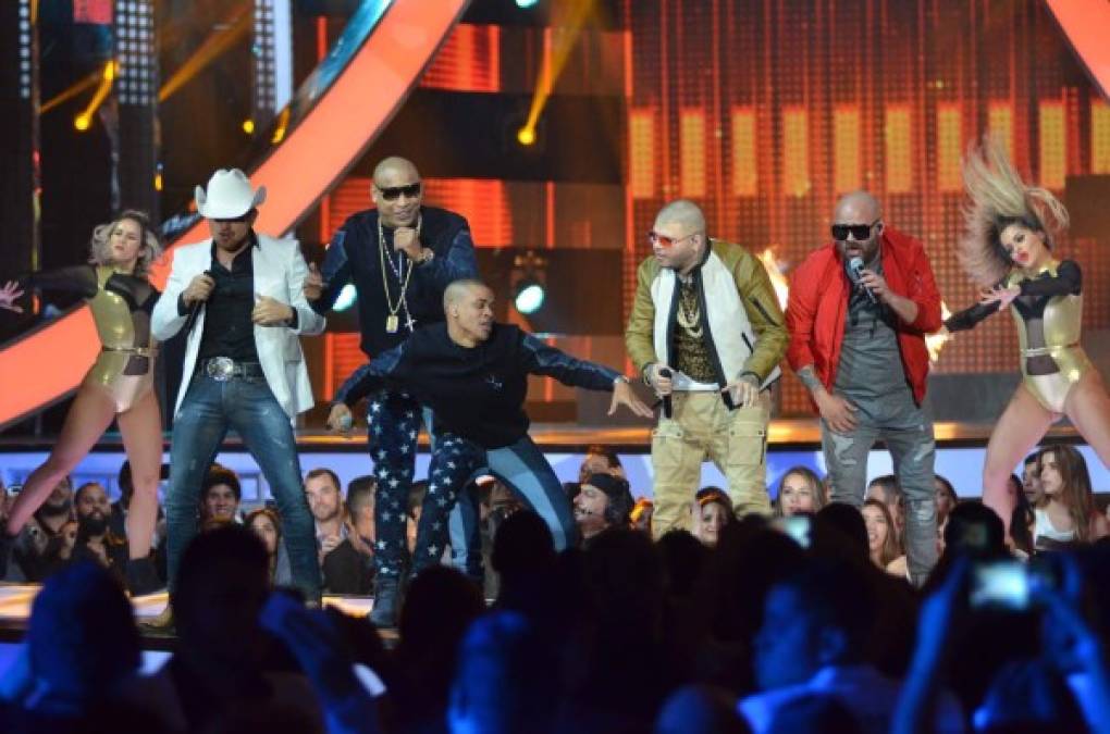 Gente de Zona y Faruko se presentan durante la ceremonia de los Premios Billboard de la Música Latina.