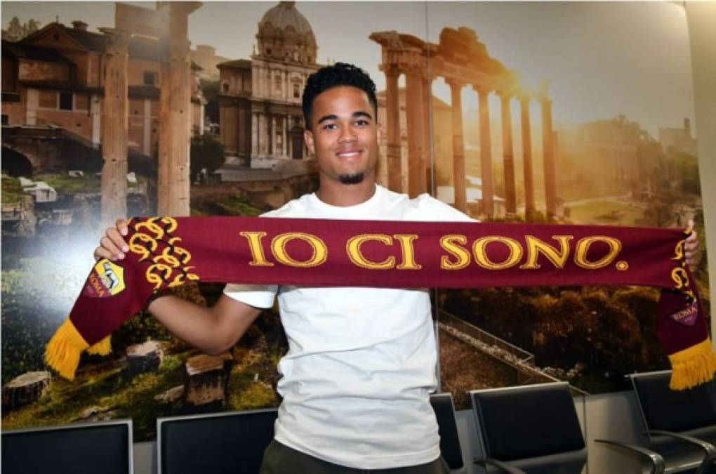 Justin Kluivert ya posa como nuevo jugador de la Roma. El hijo del mítico Patrick Kluivert tiene 19 años, también es delantero y su venta reportará unos 20 millones del euros al Ajax. Es el cuarto fichaje de los romanos tras Marcano, Cristante y Coric. Foto Twitter