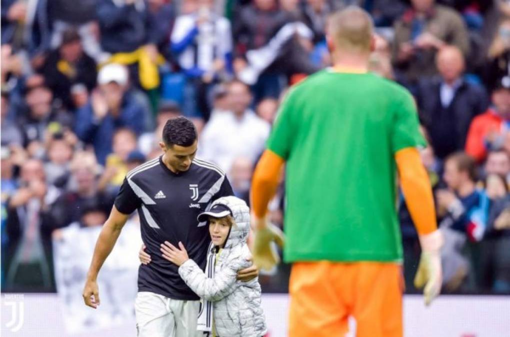 Cristiano Ronaldo se mostró cariñoso con el niño y le firmó un autógrafo.