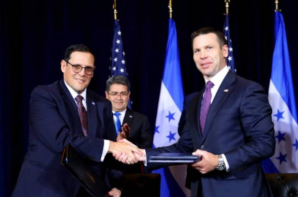 El presidente de Estados Unidos destacó que los funcionarios estadounidenses, que trabajan en conjunto con el Gobierno hondureño, siempre destacan cuando aman a Honduras. <br/><br/>'Lo que más nos pasan diciendo (los funcionarios estadounidenses) es cuanto aman a tu país'.