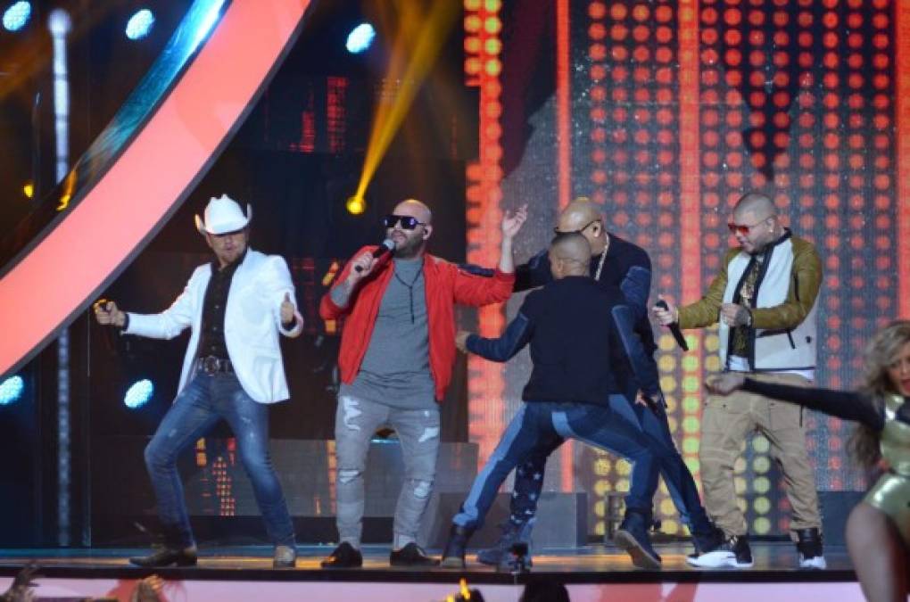 Gente de Zona y Faruko se presentan durante la ceremonia de los Premios Billboard de la Música Latina.