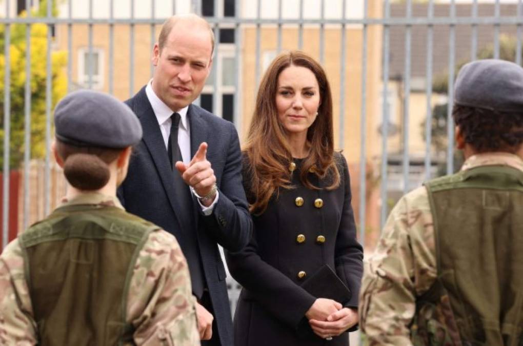 Los duques realizaron la visita a los cadetes en el cumpleaños número 95 de la reina Isabel II que celebrará en solitario esta fecha especial por las restricciones de covid 19 en Reino Unido.