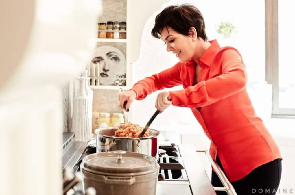 Kris Jenner. La matriarca del clan Kardashian-Jenner lanzó un libro en 2014 “En la cocina con Kris”. La estrella comparte 70 recetas que han sido parte de las tradiciones de su familia. “Algunas personas hacen varias cosas para relajarse. ¿Yo? Estoy en la cocina. Nada me hace más feliz”.<br/><br/>Instagram: @krisjenner