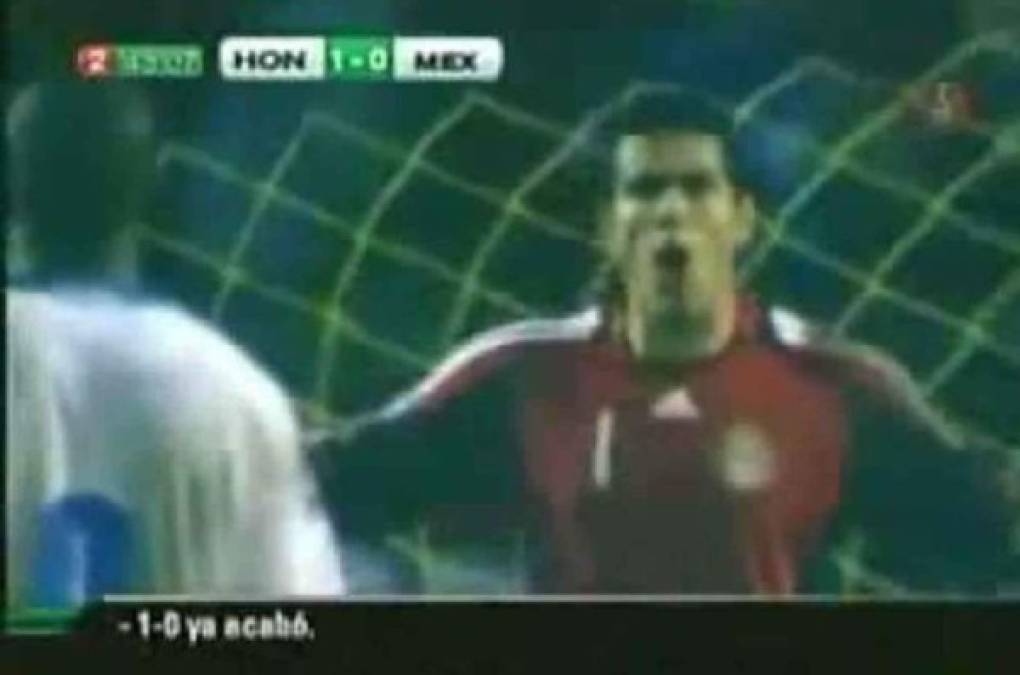 El 19 de noviembre del 2008, el portero mexicano Oswaldo Sánchez le pidió clamencia a David Suazo luego de que Honduras estaba venciendo 1-0 a México en el estadio Olímpico. 'Sí lo hice, pero es una artimaña que utilizamos los jugadores de experiencia', confesó después el cancerbero.