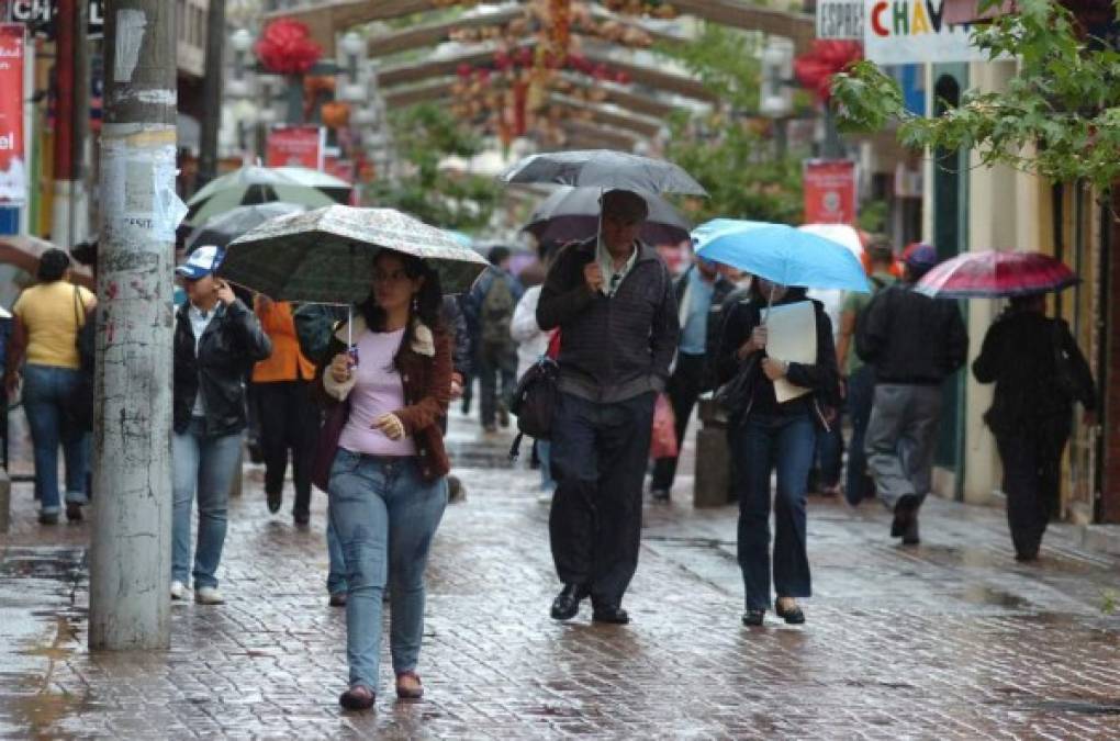 Ya son tres los muertos por hipotermia en Honduras donde en algunos departamentos se registran temperaturas de hasta ocho grados. Este miércoles dos hombres murieron en La Esperanza, Intibucá, zona occidente de Honduras. Las víctimas fueron identificados como José Bernardo Gómez (42) quien supuestamente había ingerido bebidas alcohólicas y se quedó dormido a la intemperie y Nelson Antonio Gómez (20), residente de Guangololo, quien murió en una milpa. Ayer en Santa Rosa de Copán falleció Ever Javier Fúnez Velásquez (41) quien fue encontrado sin vida en la mañana en una calle del barrio Santa Teresa debido al frente frío.