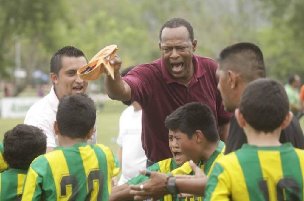 El ex defensa aurinegro Karl Antonio Roland falleció este jueves de un paro cardiorespiratorio.<br/><br/>Sus últimos minutos los pasó con la pelota. Murió haciendo lo que le gusta, ayudar a niños a profesionalizarse en el fútbol, expiró inculcando valores humanos a los más pequeños.<br/>