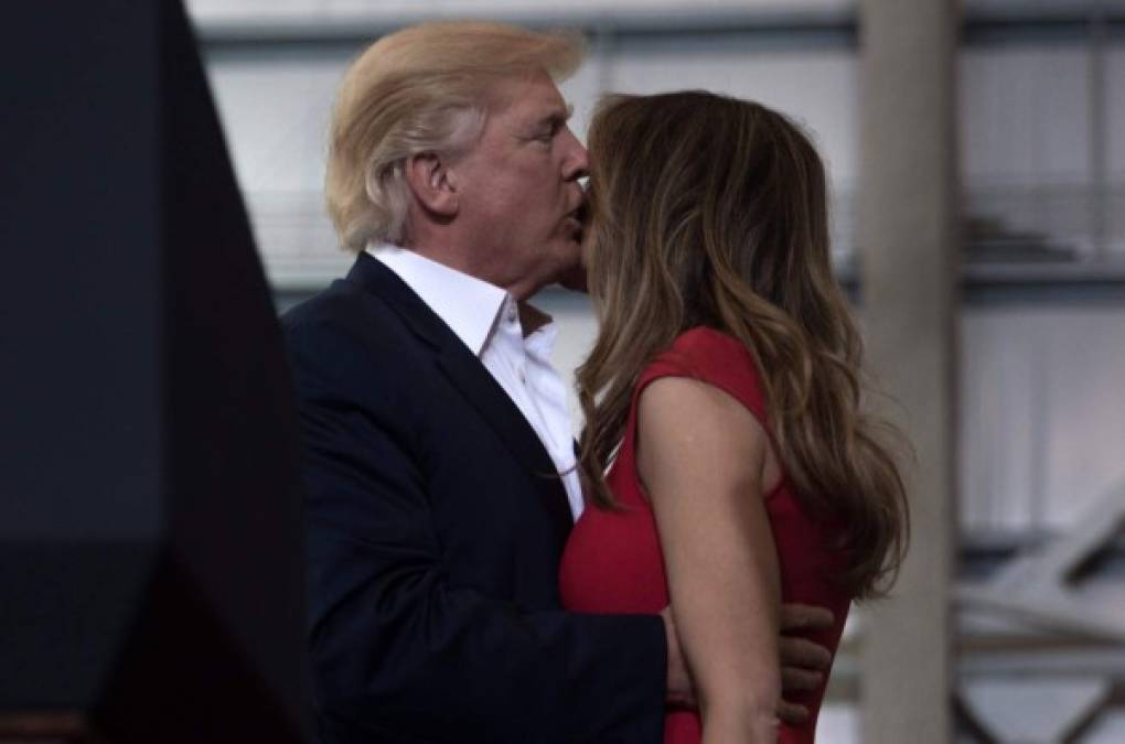 El presidente Donald Trump y su esposa se presentaron ayer ante sus partidarios durante un gran acto político en Florida con aires de campaña electoral, asegurando que la presidencia se desarrolla 'sin problemas' y atacando de nuevo a la prensa 'deshonesta'.