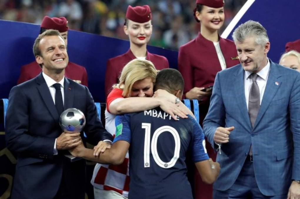 La presidenta croata Kolinda Grabar-Kitarovic abrazó al delantero francés Kylian Mbappé (2-d) tras ser elegido mejor jugador joven del torneo.