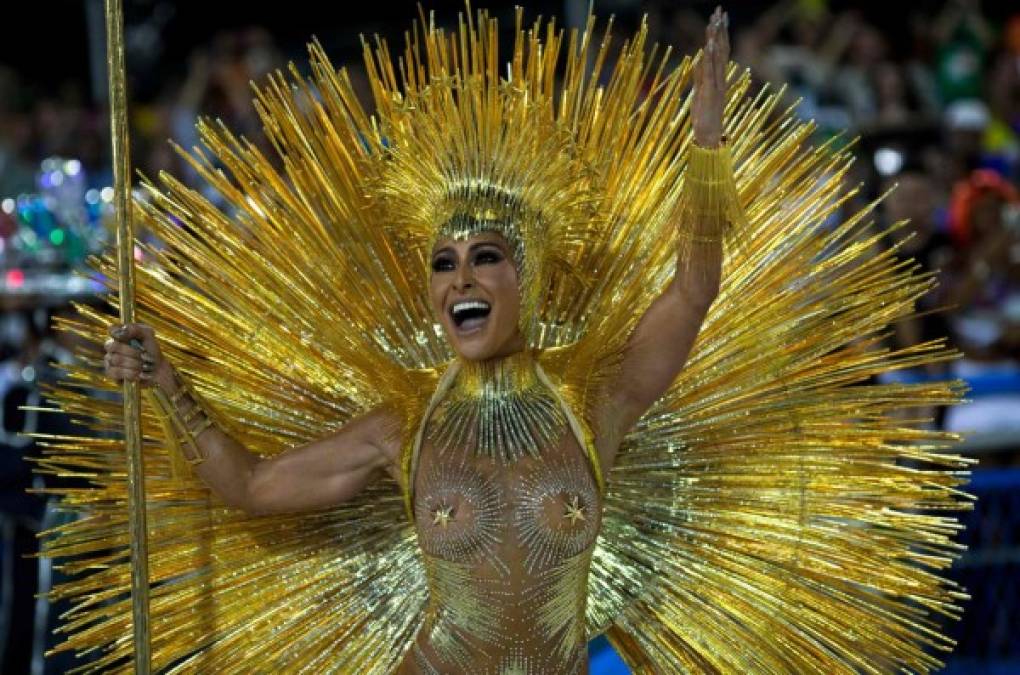 Pero, pese al ambiente festivo, lo que se vive en el Sambódromo es una dura competición para coronarse como reina del carnaval, donde cada error se penaliza.