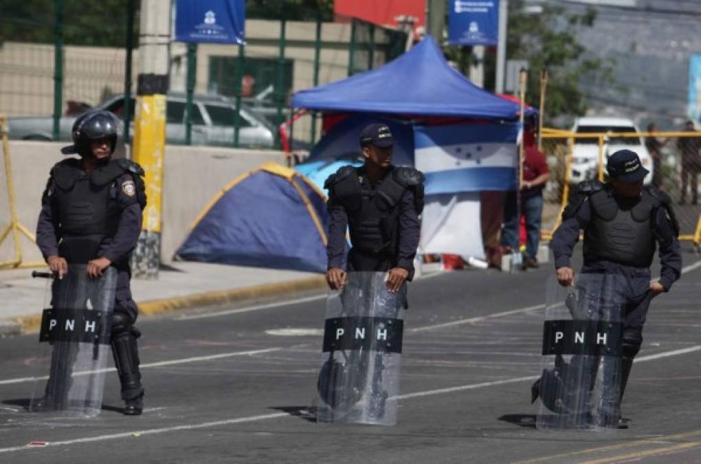 Al fondo se observa el lugar donde están instalados 4 jóvenes que realizan la huelga de hambre.