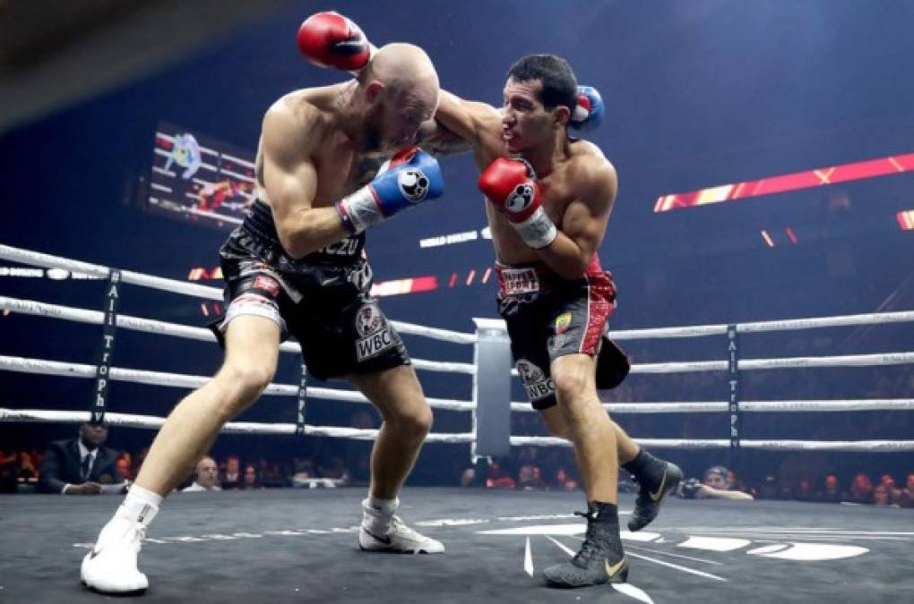 Los combatientes Jack Culcay y Maciej Sulecki se lanzan golpes durante su pelea por el peso súper welter en la velada boxística en el Prudential Center, en Newark, Nueva Jersey.