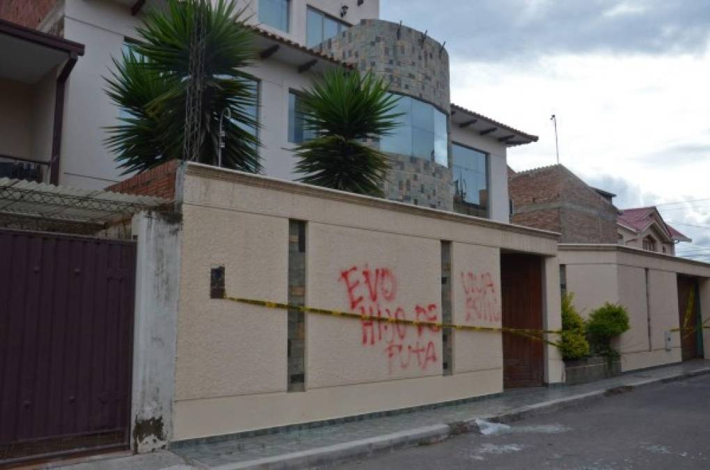 Los muros de la residencia fueron pintados con mensajes ofensivos para el mandatario que se encuentra oculto en algún lugar de Cochabamba.