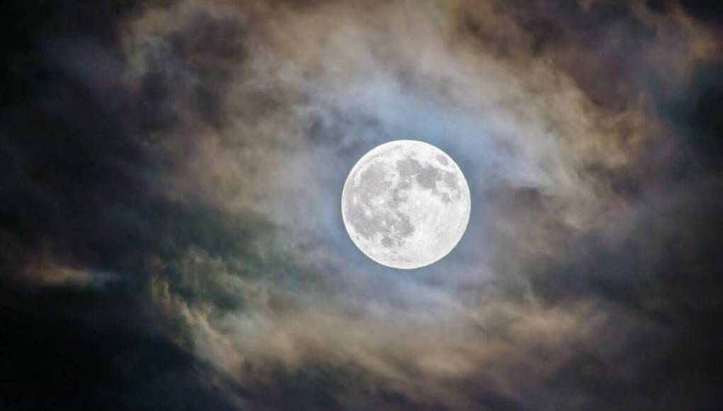 Cabe mencionar que, se considera microluna a la luna llena que se produce en el apogeo o muy cerca de este de la Tierra.