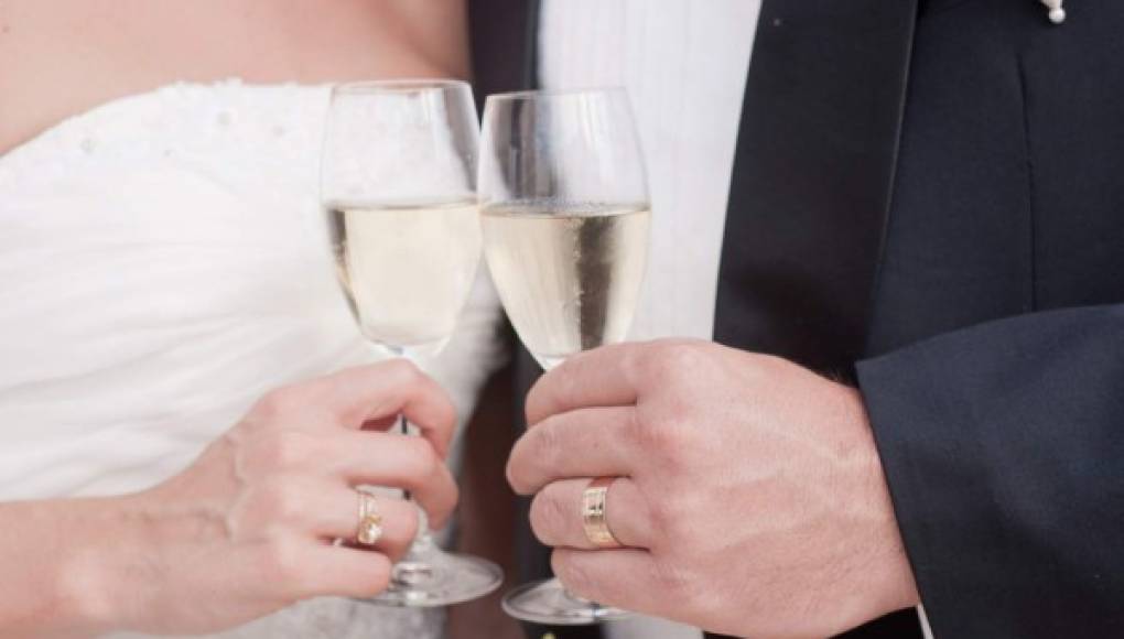 El matrimonio podría llevar a que los adultos jóvenes beban menos