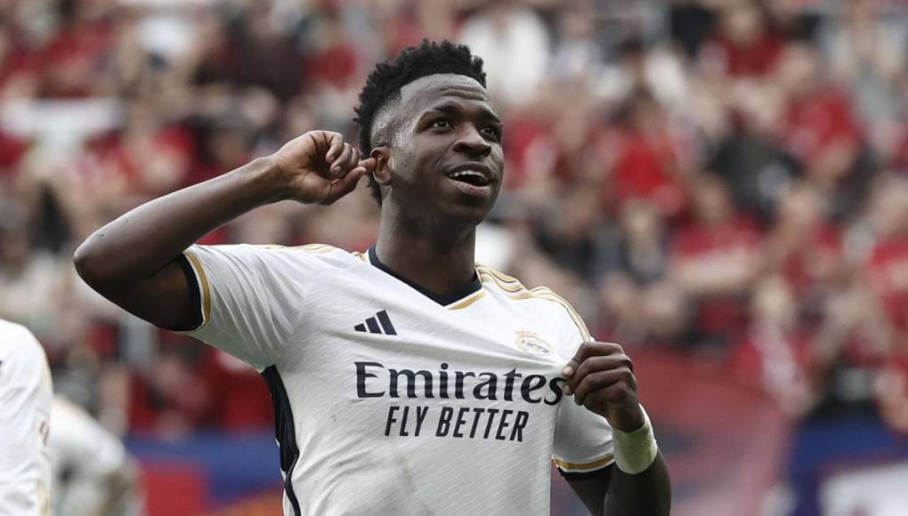 Vinicius se llevó su dedo a la oreja y lanzando una mirada a los aficionados del Osasuna, mostrándoles el escudo del Real Madrid.