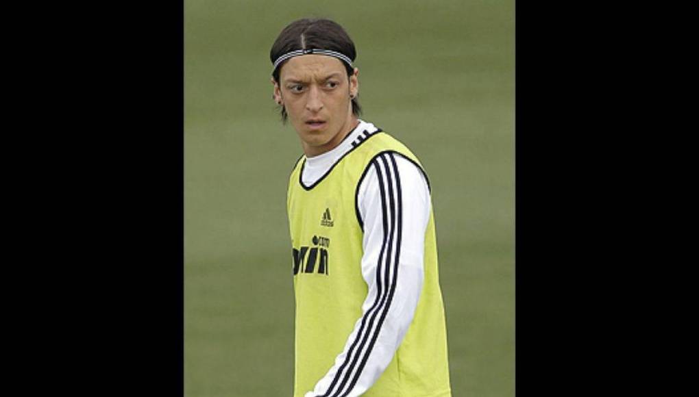 Özil es uno de los pocos futbolistas que pasó por la selección de Alemania (campeón del mundo), Real Madrid (campeón) y Arsenal.