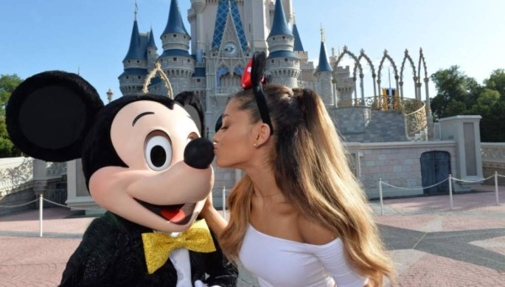 Ariana se divierte en Disney   