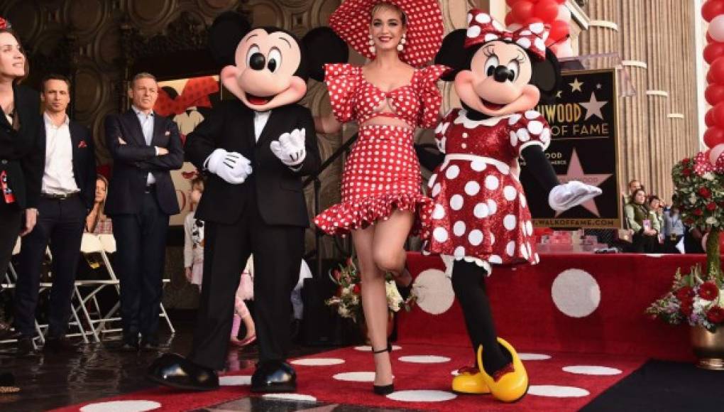Minnie recibe estrella en Hollywood