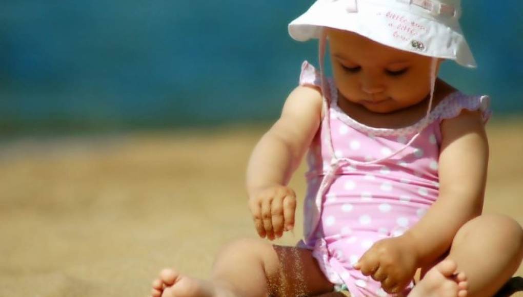 Consejos básicos para llevar al bebé a la playa