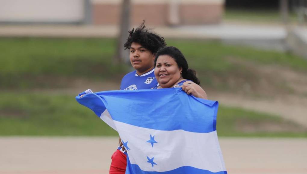 Varios aficionados llegaron a ver el primer entrenamiento de la Selección de Honduras para mostrarle su apoyo a los seleccionados.