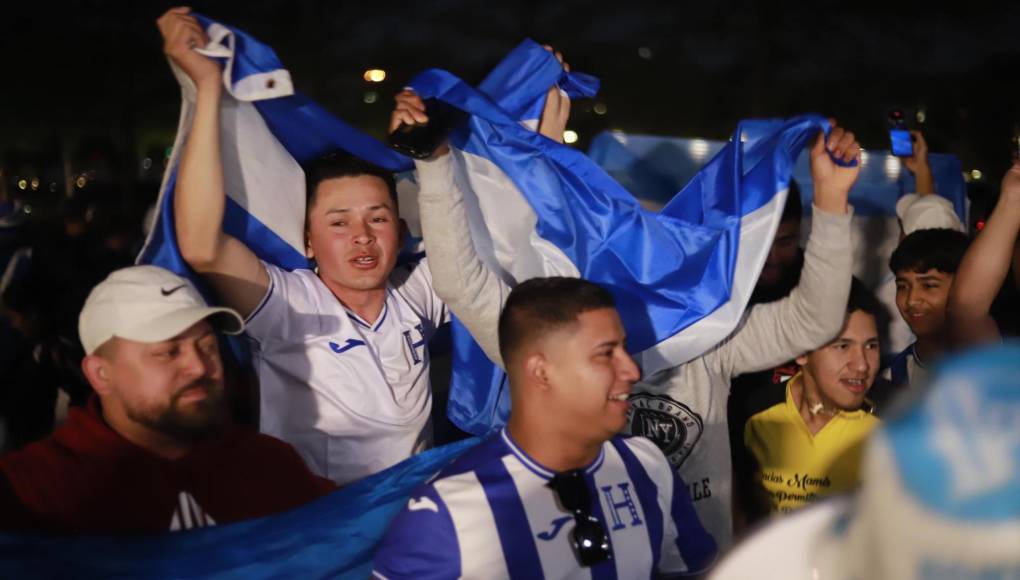 ¡Una enorme fiesta! Los aficionados hondureños se mostraron eufóricos en el hotel de concentración de la Selección de Honduras que jugará el repechaje ante Costa Rica este sábado. 