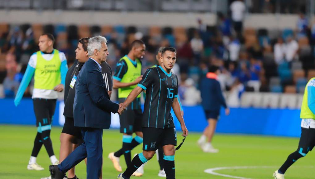 Reinaldo Rueda fue a acompañar a sus jugadores tras finalizar el partido. Este es el cuarto sin sumar un triunfo. 