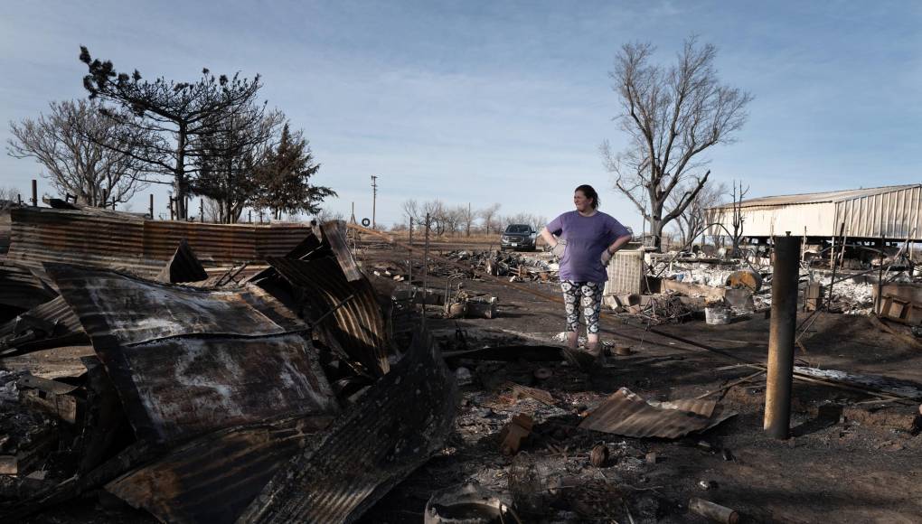 Los bomberos continúan este lunes buscando controlar los incendios forestales en Texas, que han causado la muerte de al menos dos personas y devastado en una semana unas 527.000 hectáreas de bosques.