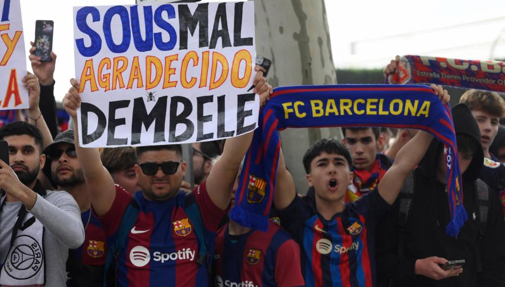 Los seguidores del Barcelona sostienen un cartel que dice “Eres un desagradecido, Dembélé” cuando llegaron al estadio.