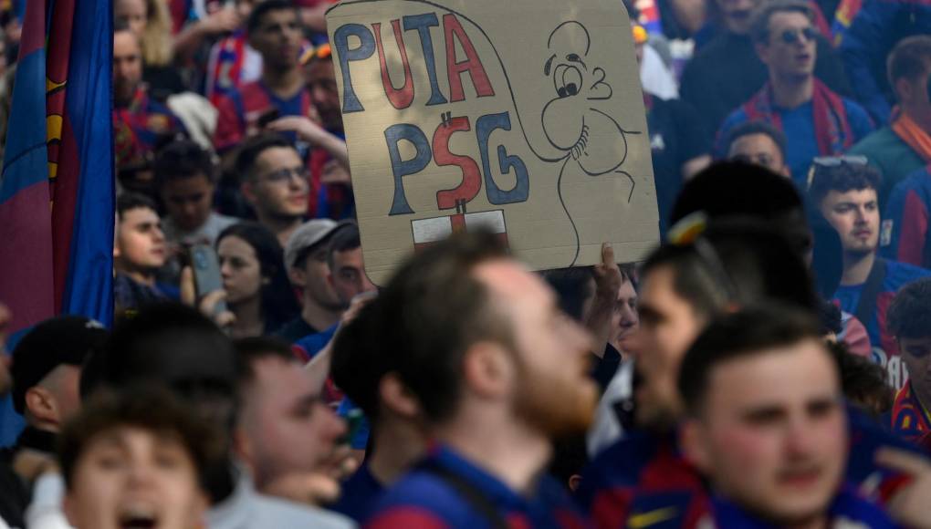 Los seguidores del Barcelona sostienen carteles con mensajes fuertes para el PSG.